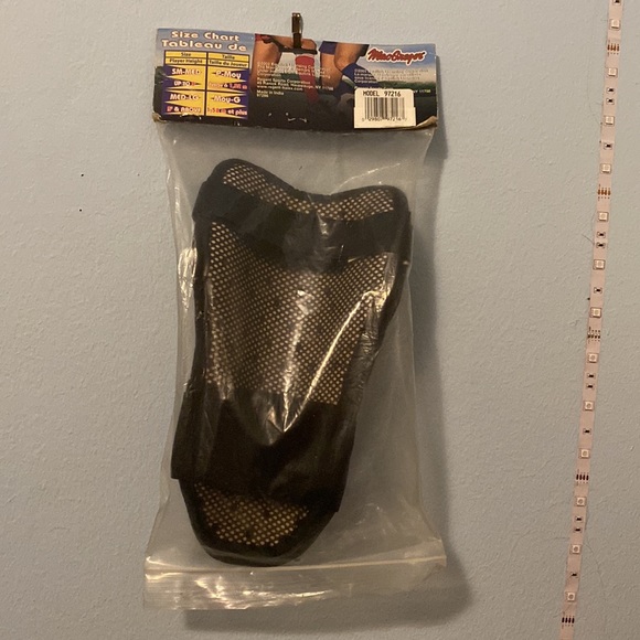 MacGregor Pro Armor soccer Shin Guards one pair - Picture 2 of 4